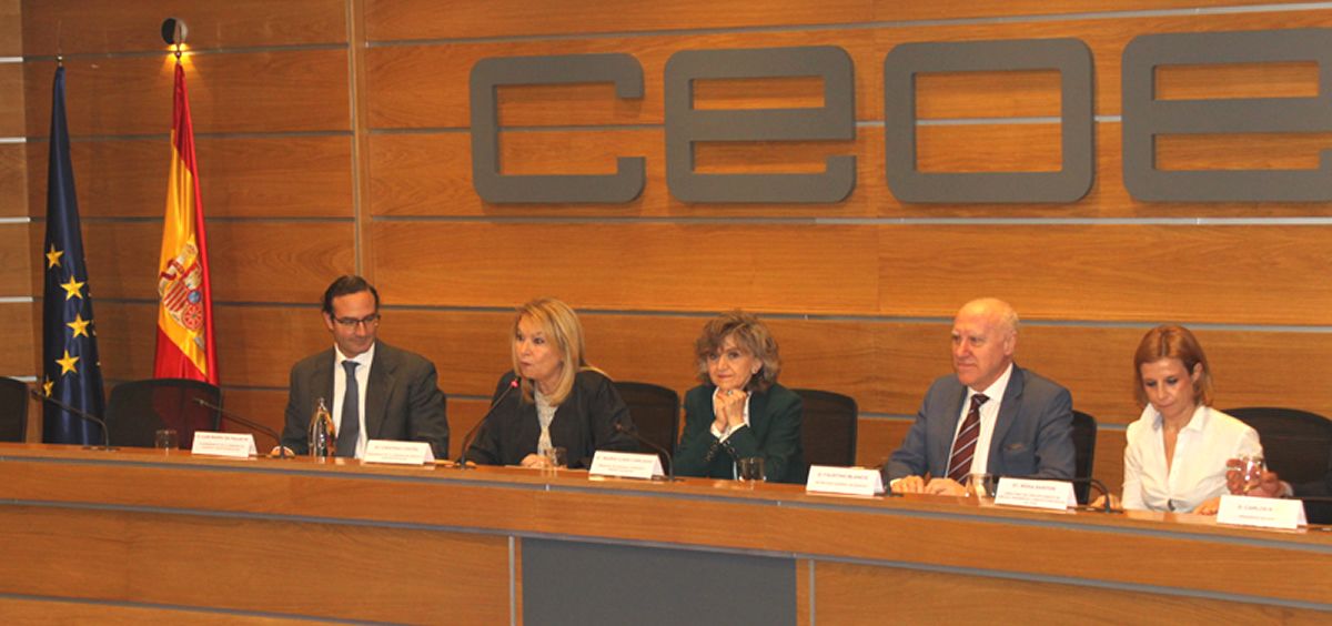 María Luisa Carcedo, ministra de Sanidad en funciones, interviniendo en la CEOE (Foto: CEOE)