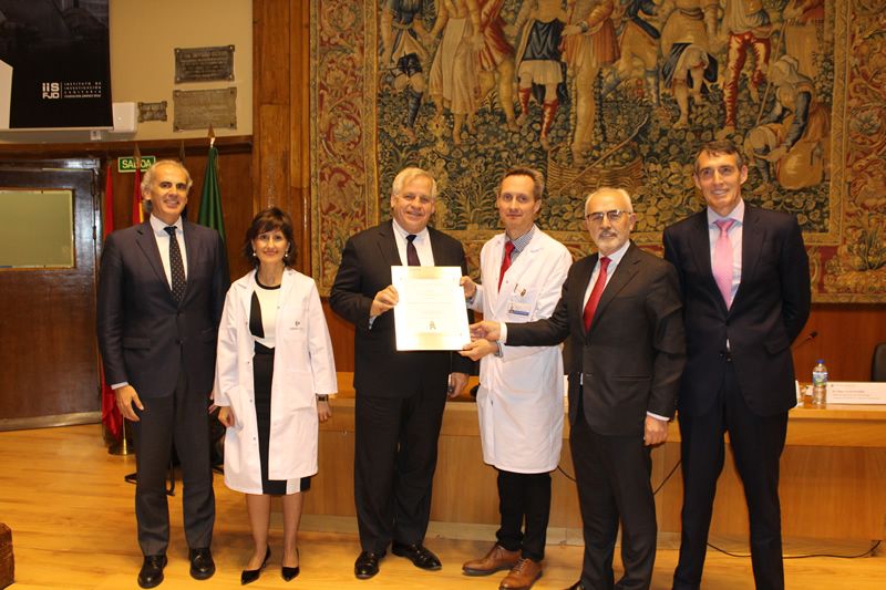 Momento en el que los dres. García Foncillas y Llamas recogen la acreditación QOPI de manos de los representantes de ASCO y la Fundación ECO. (Foto. FJD)