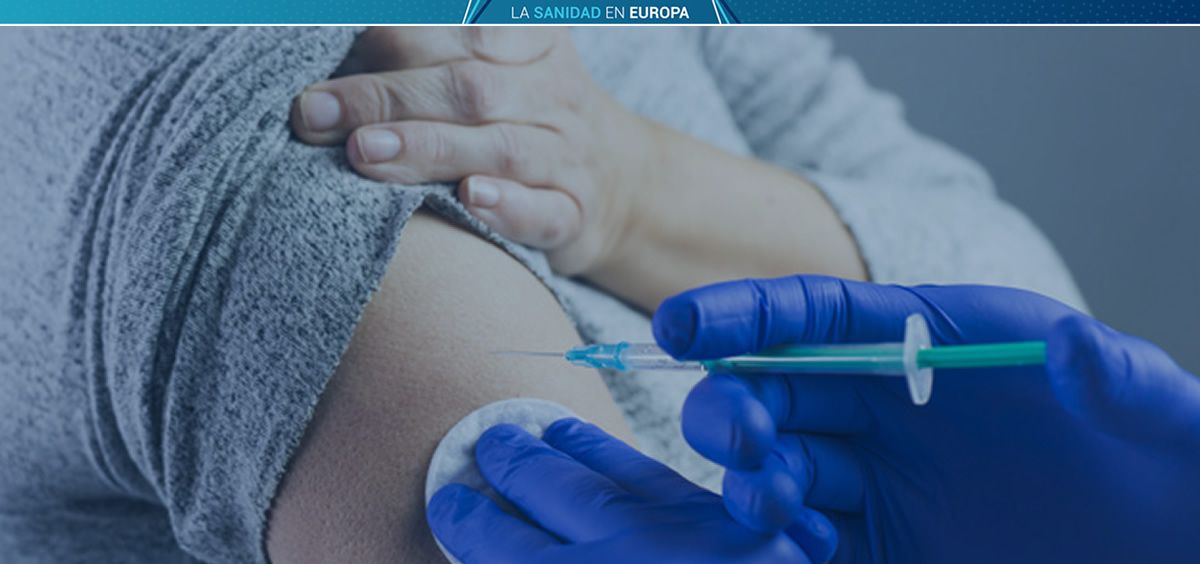 Profesional vacunando a un pacientes (Foto. Fotomontaje ConSalud.es)