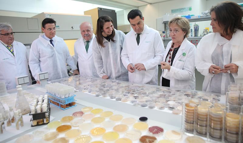 Juanma Moreno, durante su recorrido por las instalaciones de la Fundación Medina. (Foto. Junta de Andalucía)