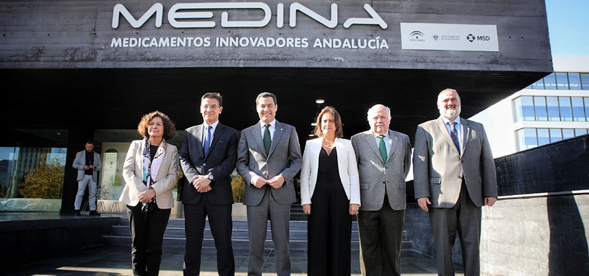 El presidente de la Junta, en la fachada de la Fundación, con el resto de autoridades. (Foto. Junta de Andalucía)