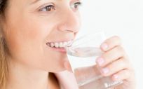 Para que el organismo funcione de manera correcta, además de alimentarse bien, hay que beber de forma continua para mantener un nivel de hidratación adecuado (Foto. Freepik)