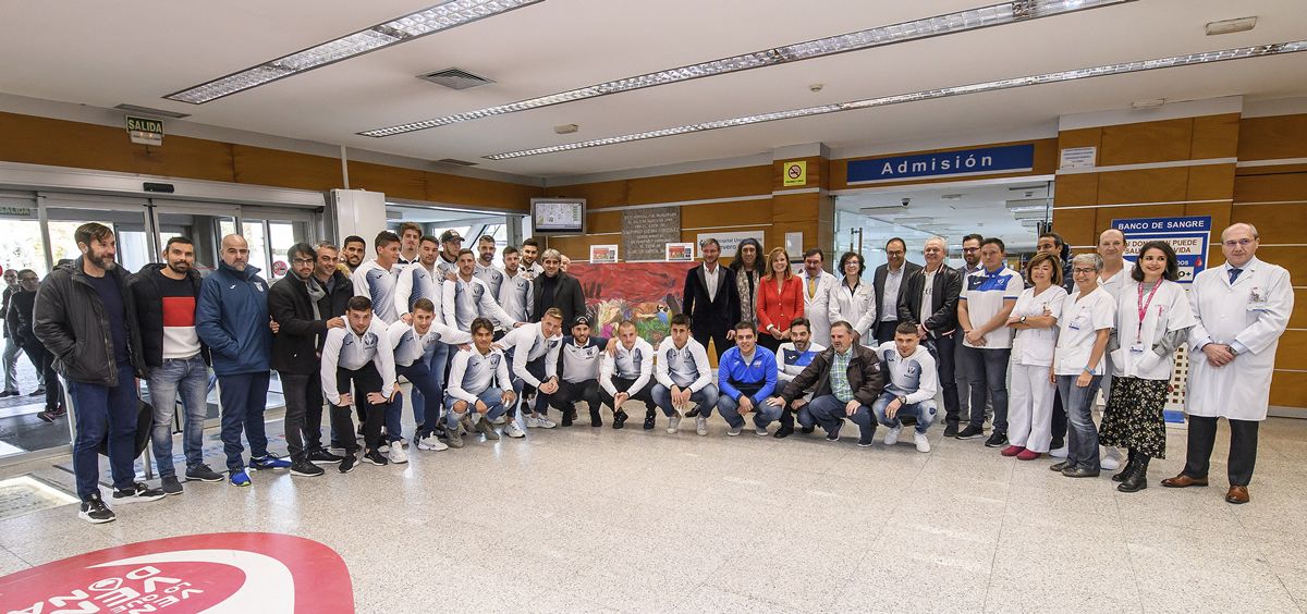 Los jugadores del Club Deportivo Leganés, entre los que colaboran en la realización del maratón (Foto. ConSalud)