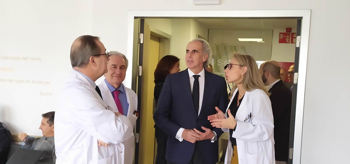 El consejero de Sanidad de la Comunidad de Madrid, Enrique Ruiz Escudero, en su visita al hospital (Foto. Comunidad de Madrid)