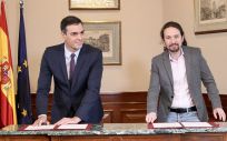 Pedro Sánchez y Pablo Iglesias firman el acuerdo de Gobierno de coalición (Foto: PSOE)