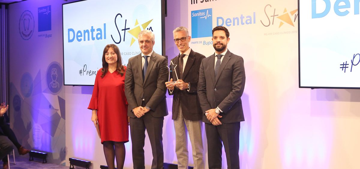 Eugenio Grano de Oro recibiendo el Premio Mejor Caso Clínico Multidisciplinar Dental Star de Sanitas Dental (Foto. ConSalud)