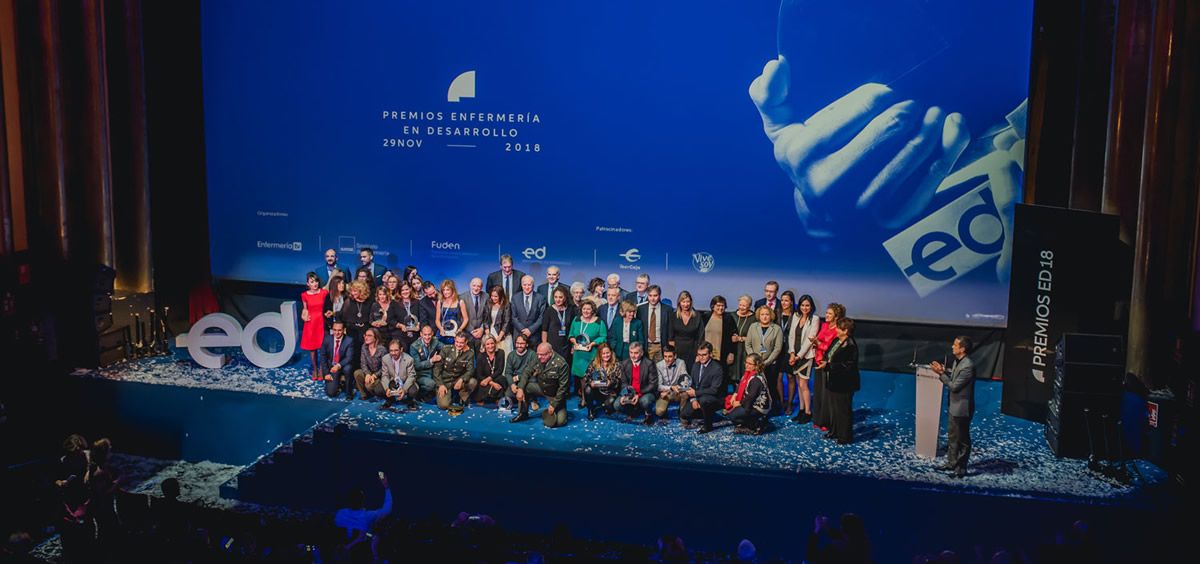 Foto de familia de los galardonados, finalistas y autoridades en los Premios Enfermería en Desarrollo 2018 (Foto: FUDEN)