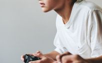 Adolescente jugando a un videojuego. (Foto. Rawpixel)