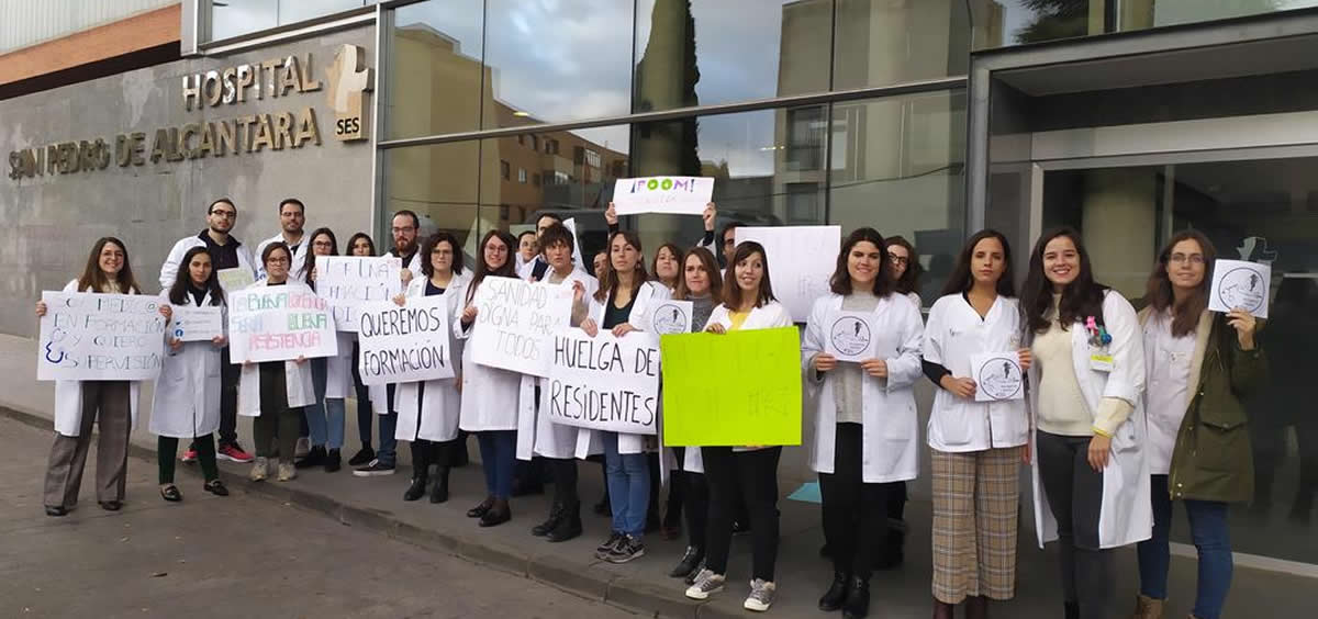 Medicos Internos Residentes (MIR) durante la huelga a las puertas del Hospital San Pedro de Alcántara (Foto. @ChuccComite)