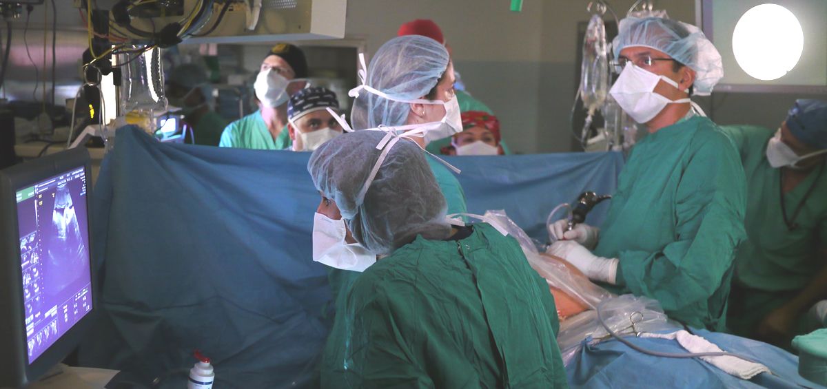 Profesionales sanitarios operando en un quirófano (Foto. Pixabay)