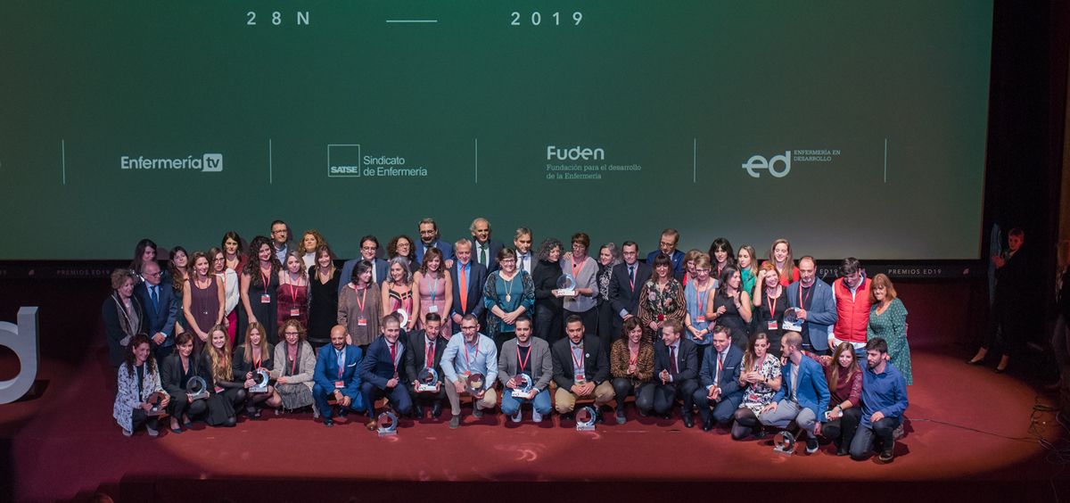 Foto de familia de los galardonados, finalistas y autoridades en los 'Premios Enfermería en Desarrollo 2019' (Fotos: SATSE)