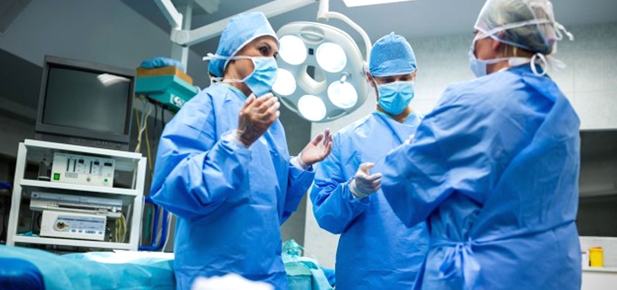 Cirujanos en una sala de operación (Foto: Freepik)