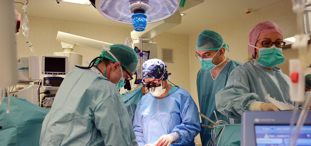 Un equipo de Germans Trias trata el primer paciente con un nuevo bioimplante. (Foto. Hospital Germans Trias)