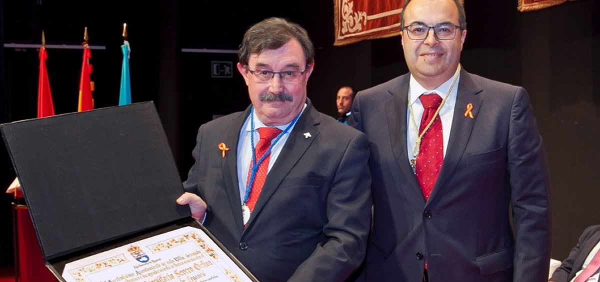 El director gerente del Hospital Severo Ochoa, Domingo del Cacho, recibiendo la medalla (Foto. ConSalud)