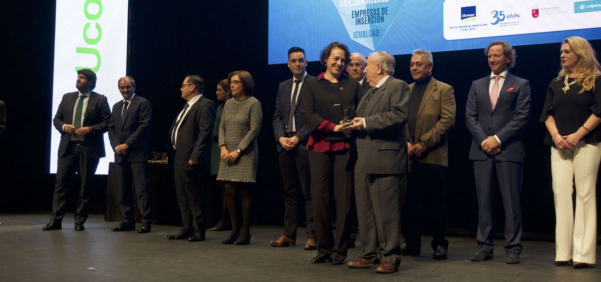 Diego Lorenzo, vicepresidente de Asisa y delegado en Murcia, recoge el Premio Arco Iris que le entrega la ministra de Trabajo, Migraciones y Seguridad Social en funciones, Magdalena Valerio.