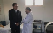 El secretario general de Instituciones Penitenciarias, Ángel Luis Ortiz, junto a un médico durante su visita a la prisión de Alcázar de San Juan. (Foto. II.PP.)