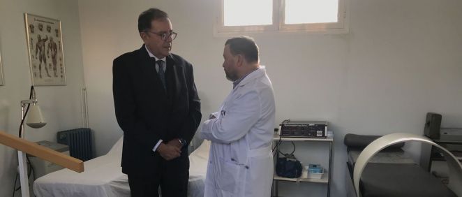 El secretario general de Instituciones Penitenciarias, Ángel Luis Ortiz, junto a un médico durante su visita a la prisión de Alcázar de San Juan. (Foto. II.PP.)