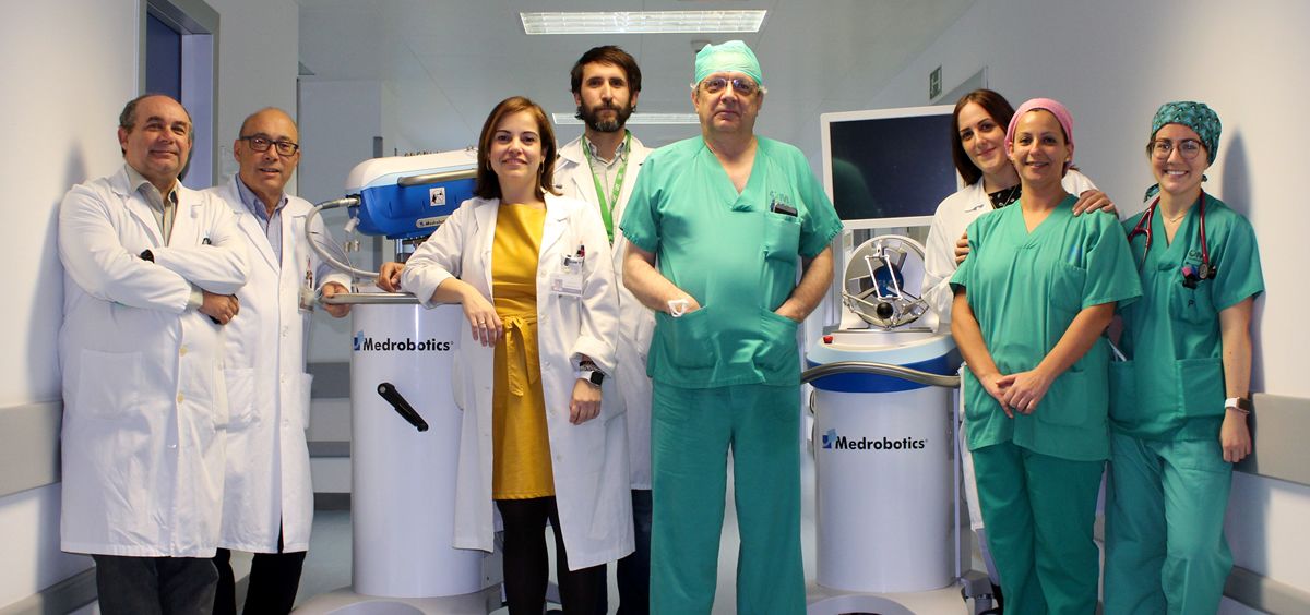 El equipo del Hospital Universitario Infanta Cristina, con los equipos de cirugía robótica Da Vinci (Foto: Comunidad de Madrid)