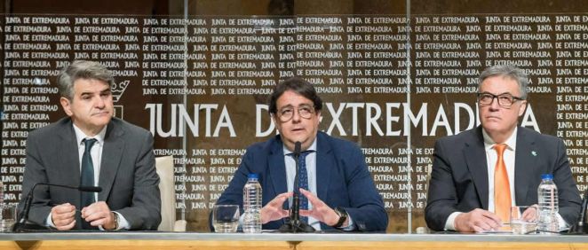 El vicepresidente segundo y consejero de Sanidad y Servicios Sociales, José María Vergeles, durante la comparecencia ante los medios (Foto. Junta de Extremadura)