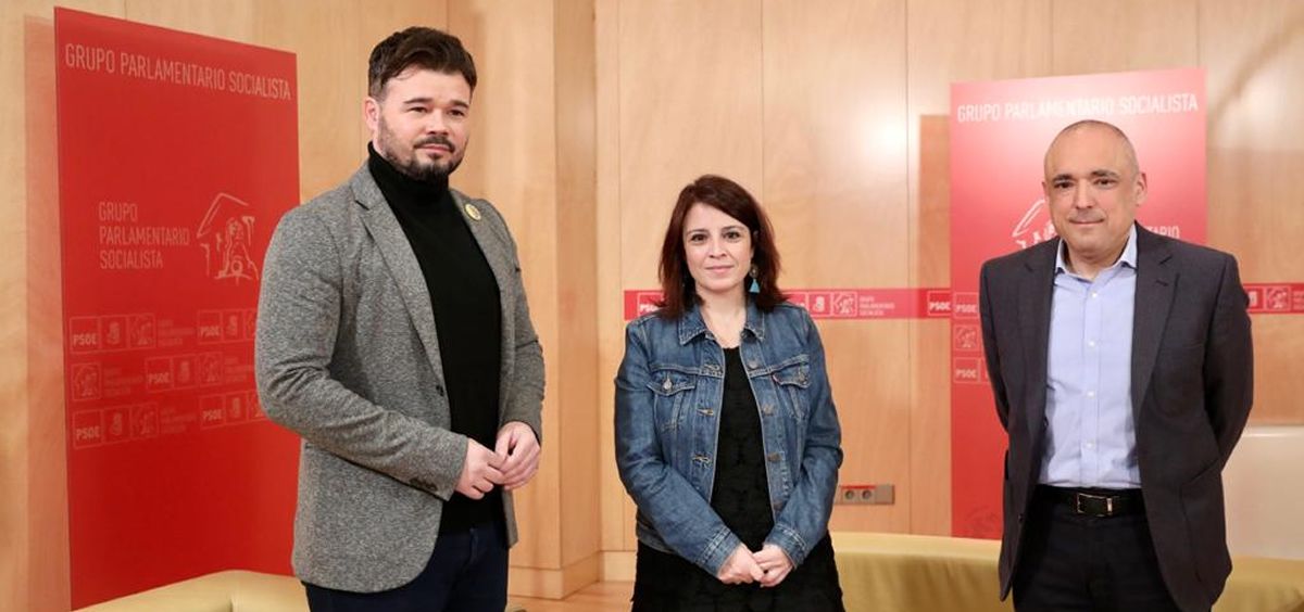 El portavoz de ERC, Gabriel Rufián, junto a los portavoces del PSOE, Adriana Lastra y Rafael Simancas (Foto: PSOE)