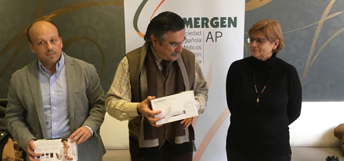 José Luis Llisterri, presidente de Semergen, ha hecho entrega al doctor Victoriano Chavero y la doctora Cristina Murillo de dos dispositivos. (Foto: Semergen)