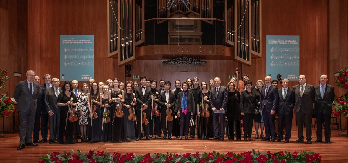 Miembros de los Consejos Rector y de Administración de ASISA, junto a la Camerata Viesgo de la Escuela Superior de Música Reina Sofía.
