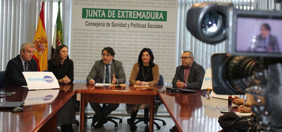 Firma de la adhesión de la Junta de Extremadura a la campaña "Nursing Now" (Foto. Junta de Extremadura)