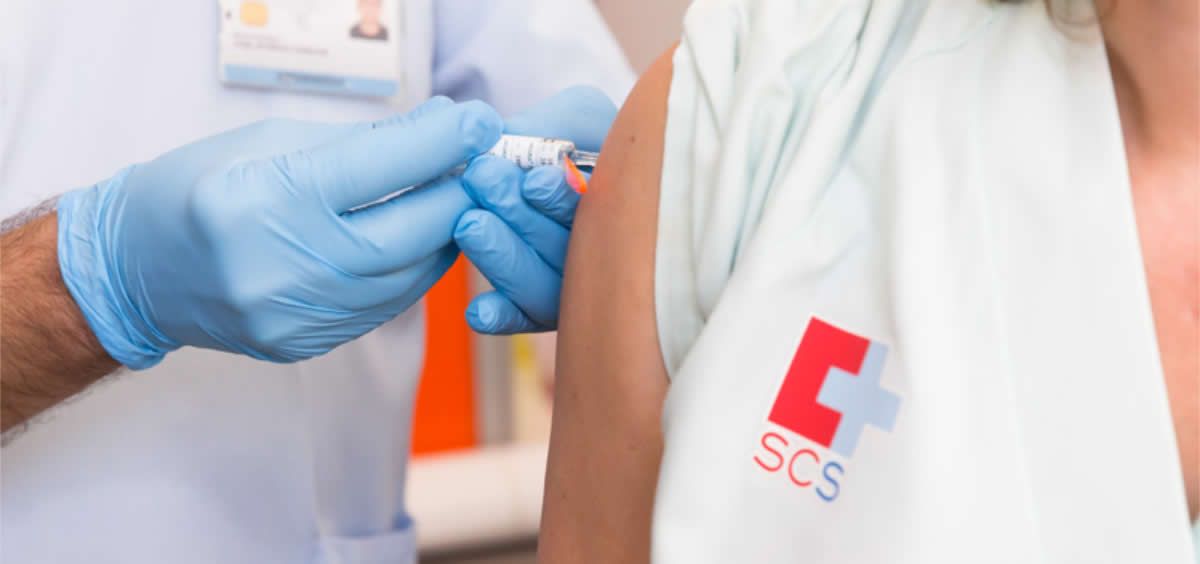 Profesional sanitario vacunándose frente a la gripe (Foto. Gobierno de Cantabria)
