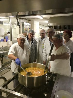 El consejero de Salud, Manuel Villegas, durante su visita a la cocina del hospital general universitario Reina Sofía (Foto. Gobierno de Murcia)