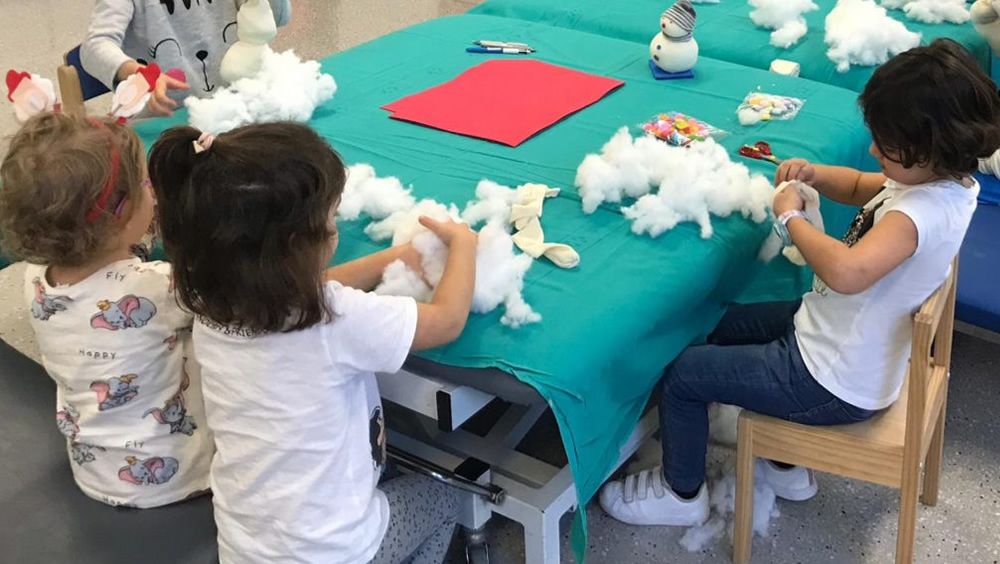 Los niños de terapia ocupacional elaboran muñecos de nieve