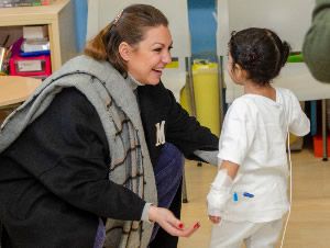 Niña Pastori en su visita al Hospital Infantil Gregorio Marañón (Foto. ConSalud)