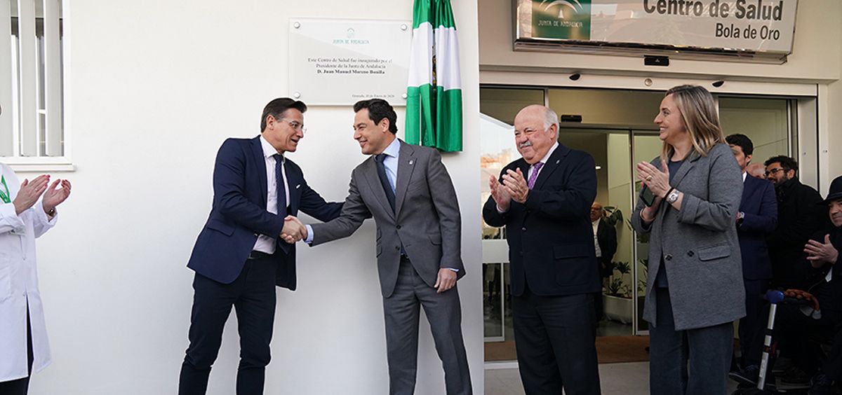El presidente andaluz saluda al alcalde de Granada durante la inauguración del centro de salud (Foto. Junta de Andalucía)