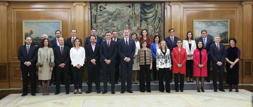 Miembros del Gobierno de coalición tras la toma de posesión, junto al rey Felipe VI (Foto. Casa Real)