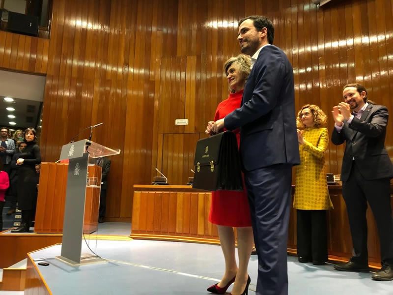 María Luisa Carcedo, ex ministra de Sanidad, entrega la cartera de Consumo al nuevo ministro Alberto Garzón (Foto. @sanidadgob)