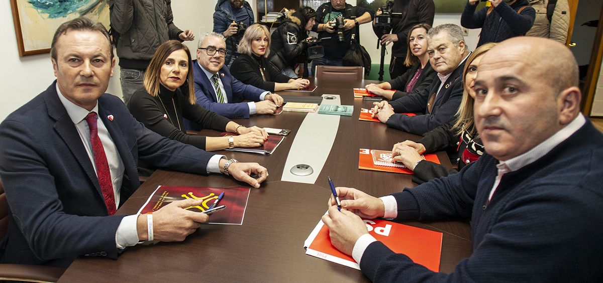 Representantes de PRC y PSOE de Cantabria durante la reunión (Foto: PRC)