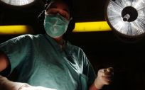Cirujano durante una intervención (Foto: Pixabay)