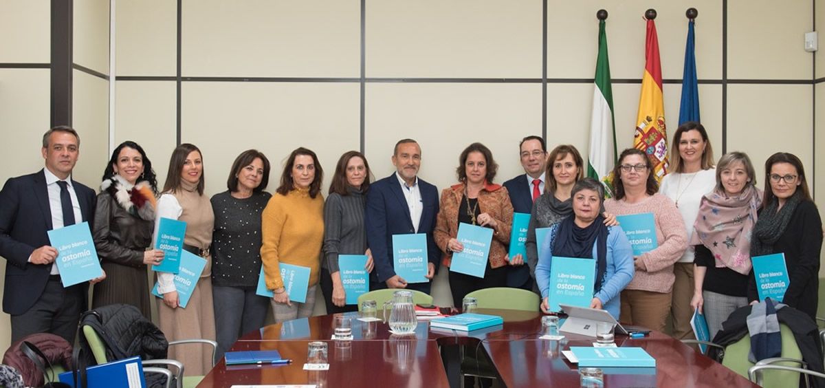 Enfermeras estomaterapeutas andaluzas presentan “El Libro Blanco de la Ostomía” a la viceconsejera de Salud  (Foto. ConSalud.es)