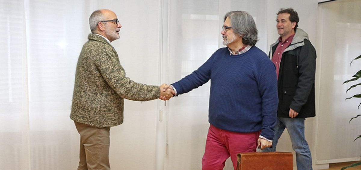 Miguel Rodríguez saluda a Pepo Díaz, en presencia de Víctor Madrigal (Foto. Gobierno de Cantabria)