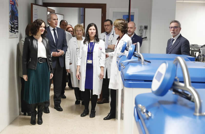 La presidenta de la Comunidad de Madrid ha visitado el Laboratorio de Producción de Terapias Avanzadas del Hospital 12 de Octubre. (Foto. Comunidad de Madrid)