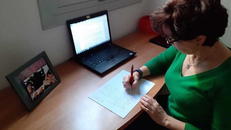 Susana Fonseca escribiendo la carta a los ministros (Foto. Susana Fonseca vía Change.org)