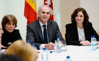 A través de esta reunión la presidenta de la Comunidad de Madrid ha sido informada de los protocolos de actuación de la sanidad madrileña a la hora de hacer frente a esta alerta sanitaria (Foto. Comunidad de Madrid)