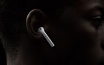 Los imitadores de los AirPods de Apple pueden tener consecuencias negativas para nuestra salud auditiva (Foto. Apple)
