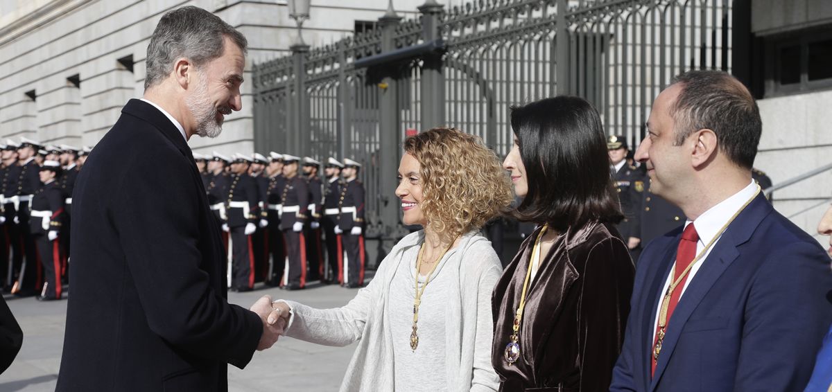 El rey Felipe VI saluda a Meritxell Batet, presidenta del Congreso (Foto: @Congreso_Es)