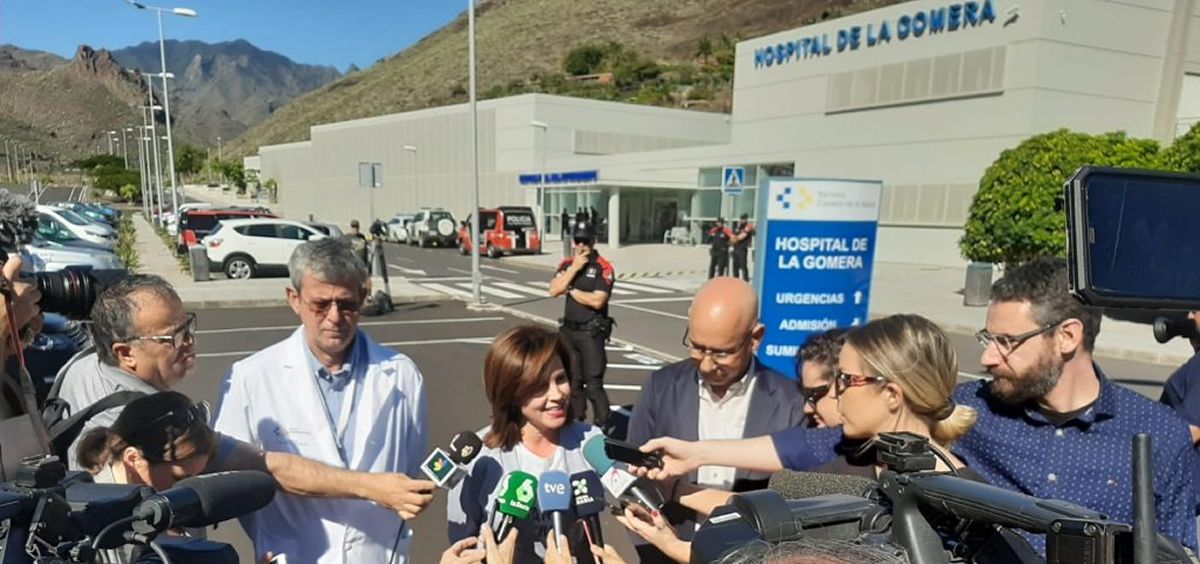 La consejera de Sanidad, Teresa Cruz, compareciendo ante los medios a las puertas del Hospital de La Gomera hace unos días. (Foto. Gobierno de Canarias)