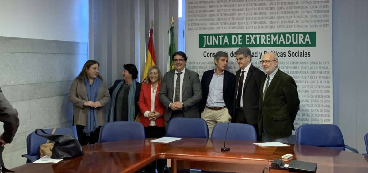 Presentación del acuerdo para el desarrollo y financiación de proyectos de investigación en los Servicios de Oncología (Foto. Junta de Extremadura)