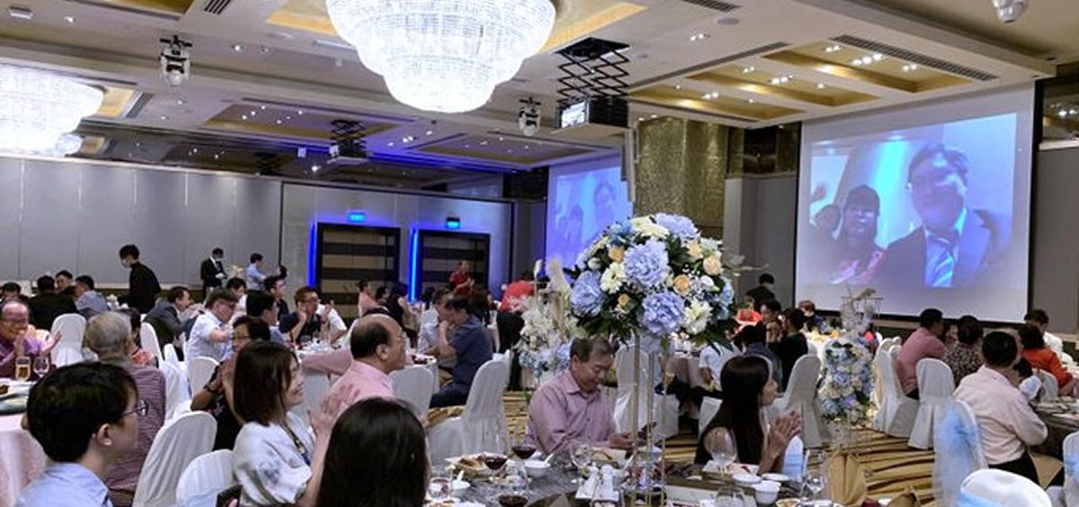 Todos sus familiares y amigos disfrutaron del banquete en compañía de la pareja que lo hizo por videoconferencia a través de una pantalla gigante (Foto. Shin Min Dailey News)