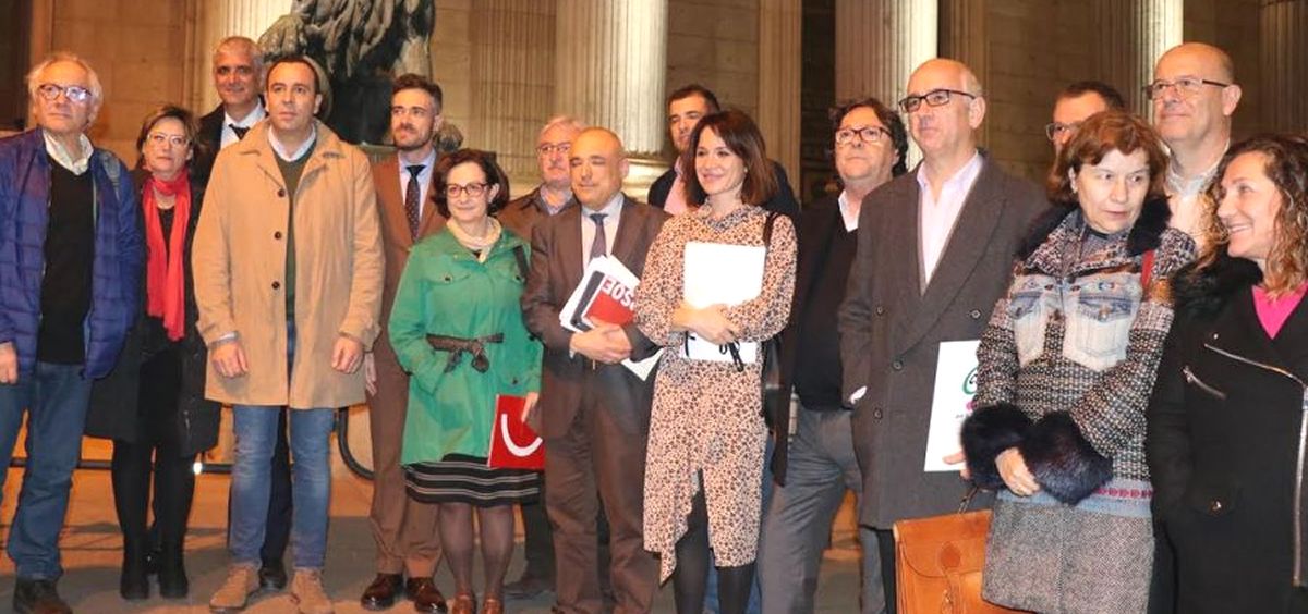 Representantes de CC.OO., CSIF y UGT con miembros del PSOE (Foto: Fespugt.es)