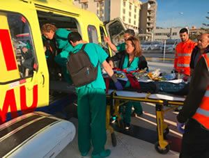 Profesionales introduciendo al paciente pediátrico en el helicóptero (Foto. Junta de Andalucía)