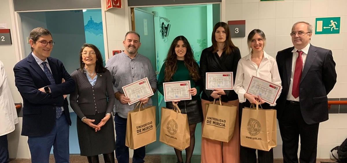 El consejero de Salud en Murcia dando los títulos a los ganadores del concurso 'Pinta la Esperanza' en las salas de braquiterapia (Foto. Gobierno de Murcia)