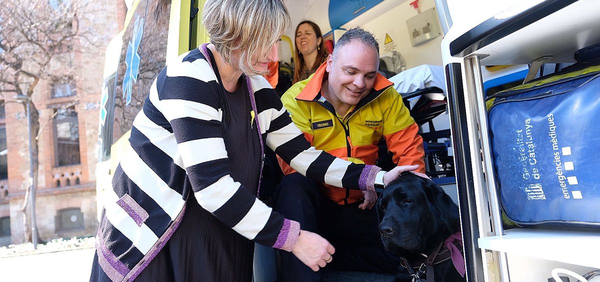 El SEM de Cataluña es el primer sistema de urgencias que permite subir a los perros de asistencia